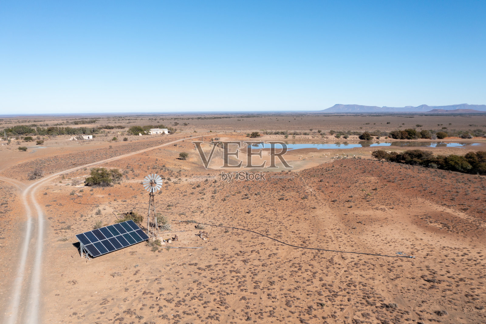 在南非干燥的卡鲁，可再生能源取代了破旧的风车照片摄影图片