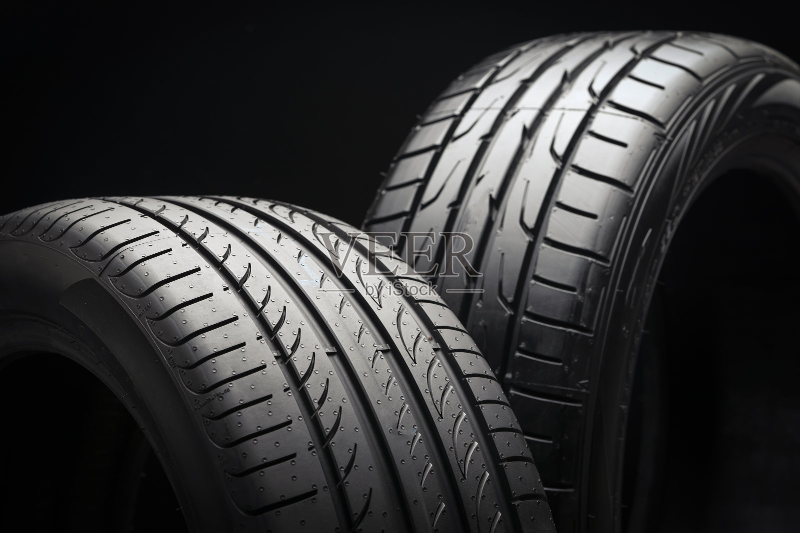 两个漂亮的夏季轮胎在黑色的背景照片摄影图片