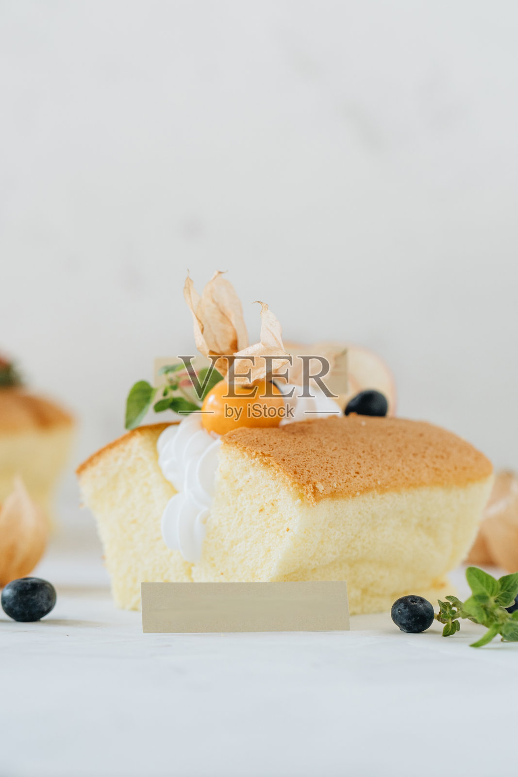 奶油和浆果的饼干照片摄影图片