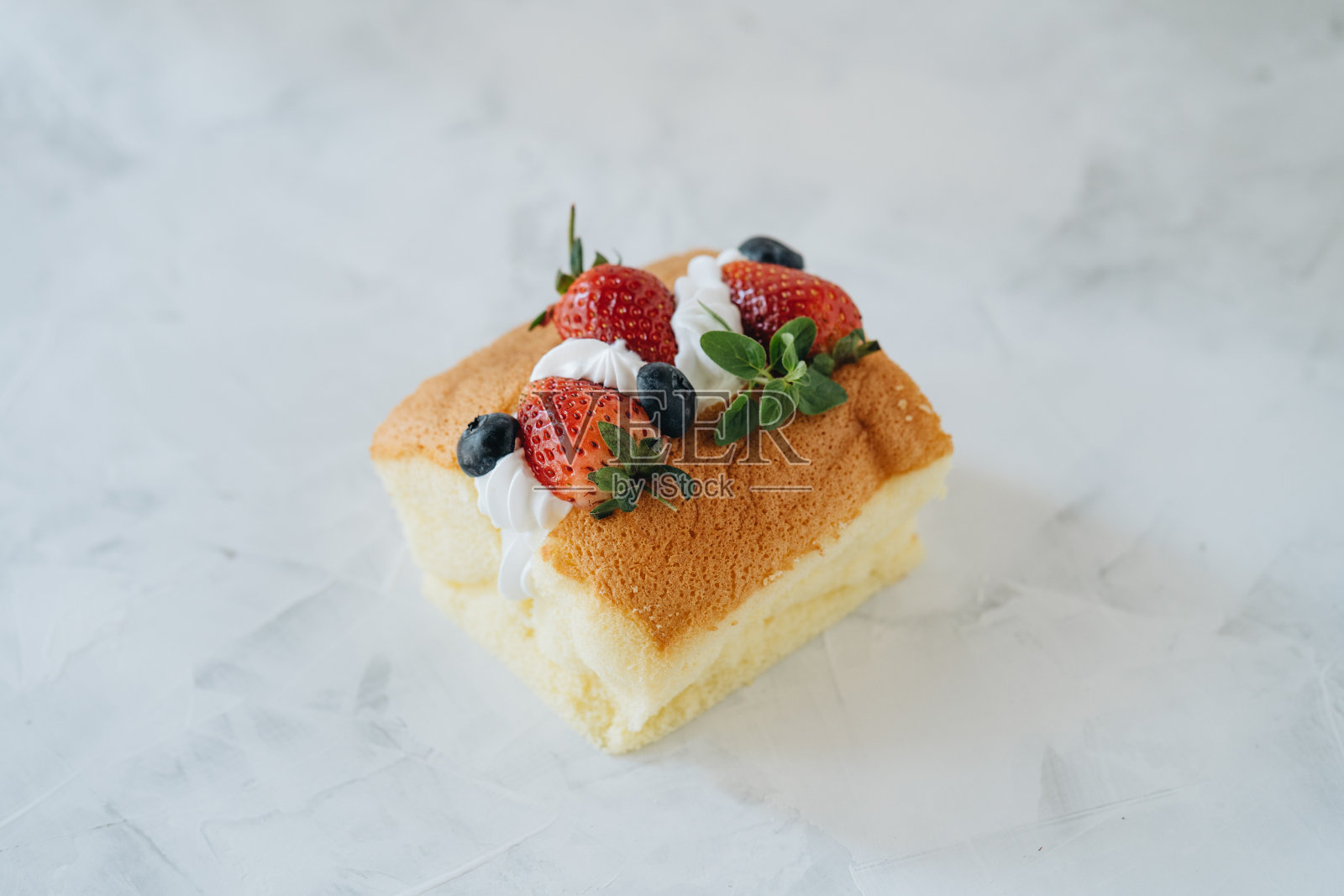 奶油和浆果的饼干照片摄影图片