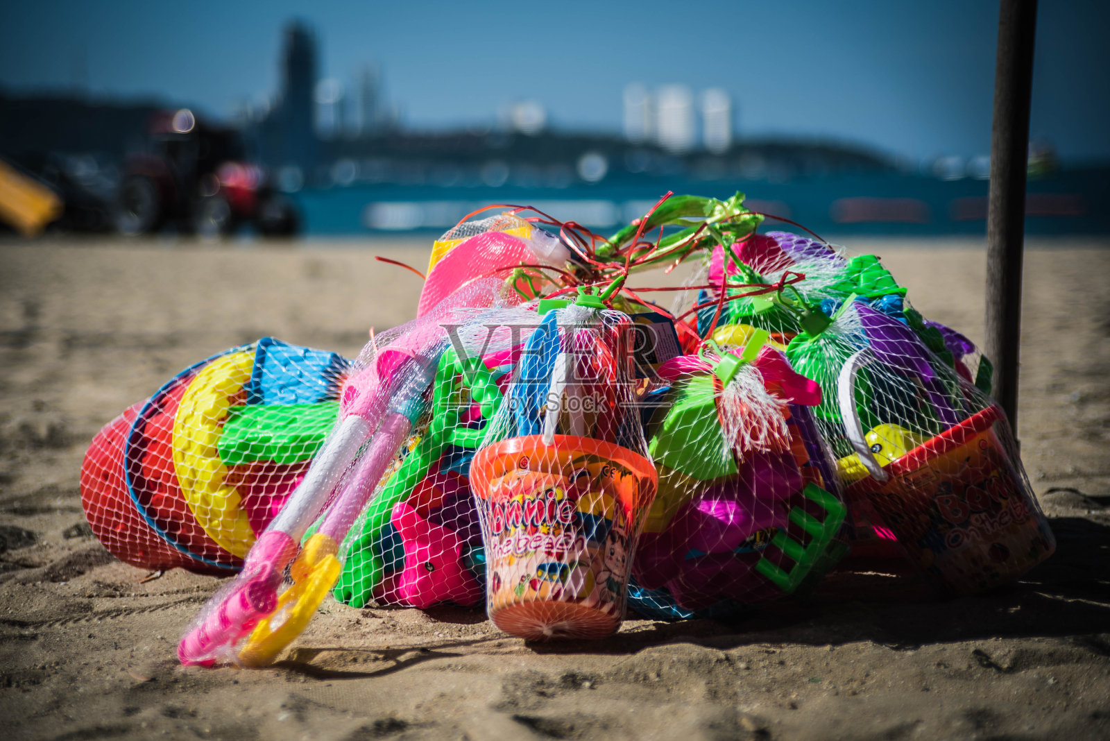 芭堤雅海滩出售儿童在沙滩上玩沙子的玩具照片摄影图片