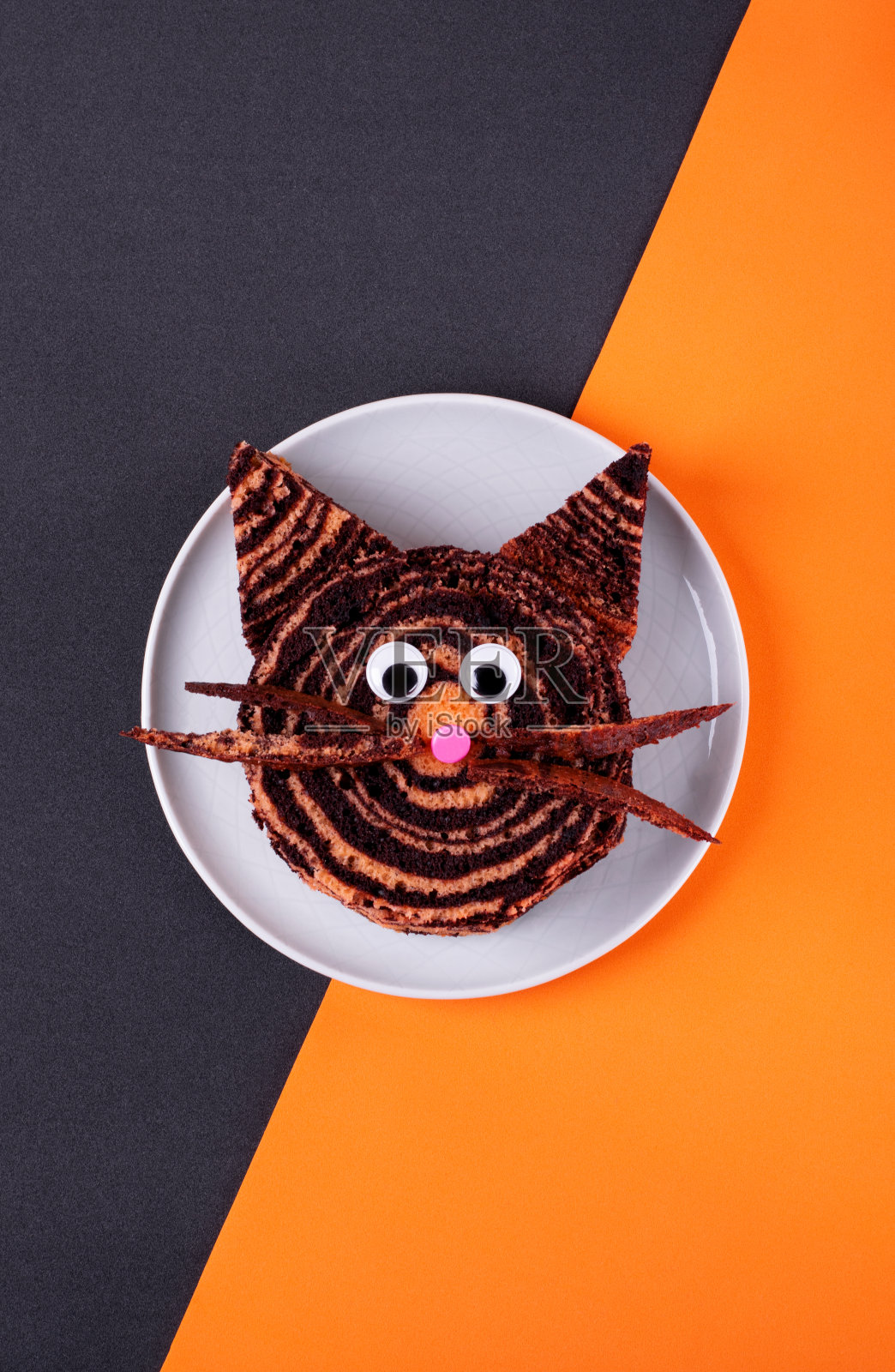 老虎蛋糕上有橙色和黑色。孩子们的食物照片摄影图片