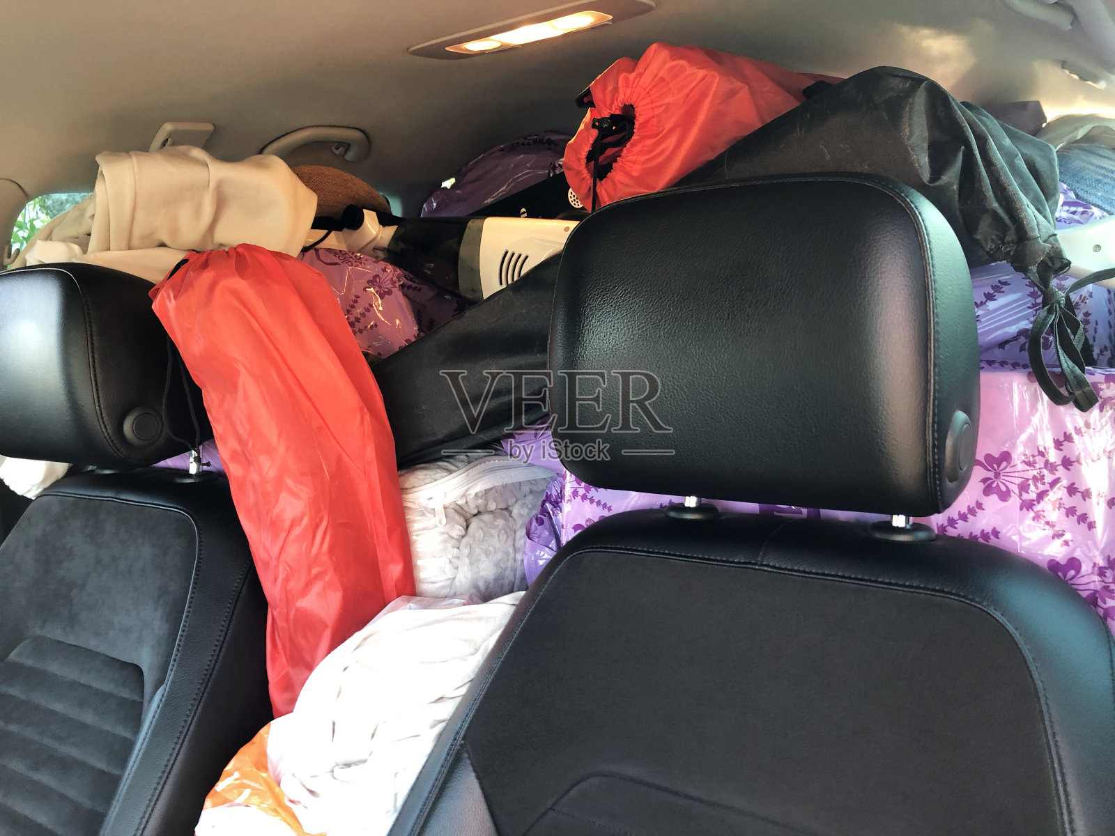 汽车内景与后备箱装满货物照片摄影图片