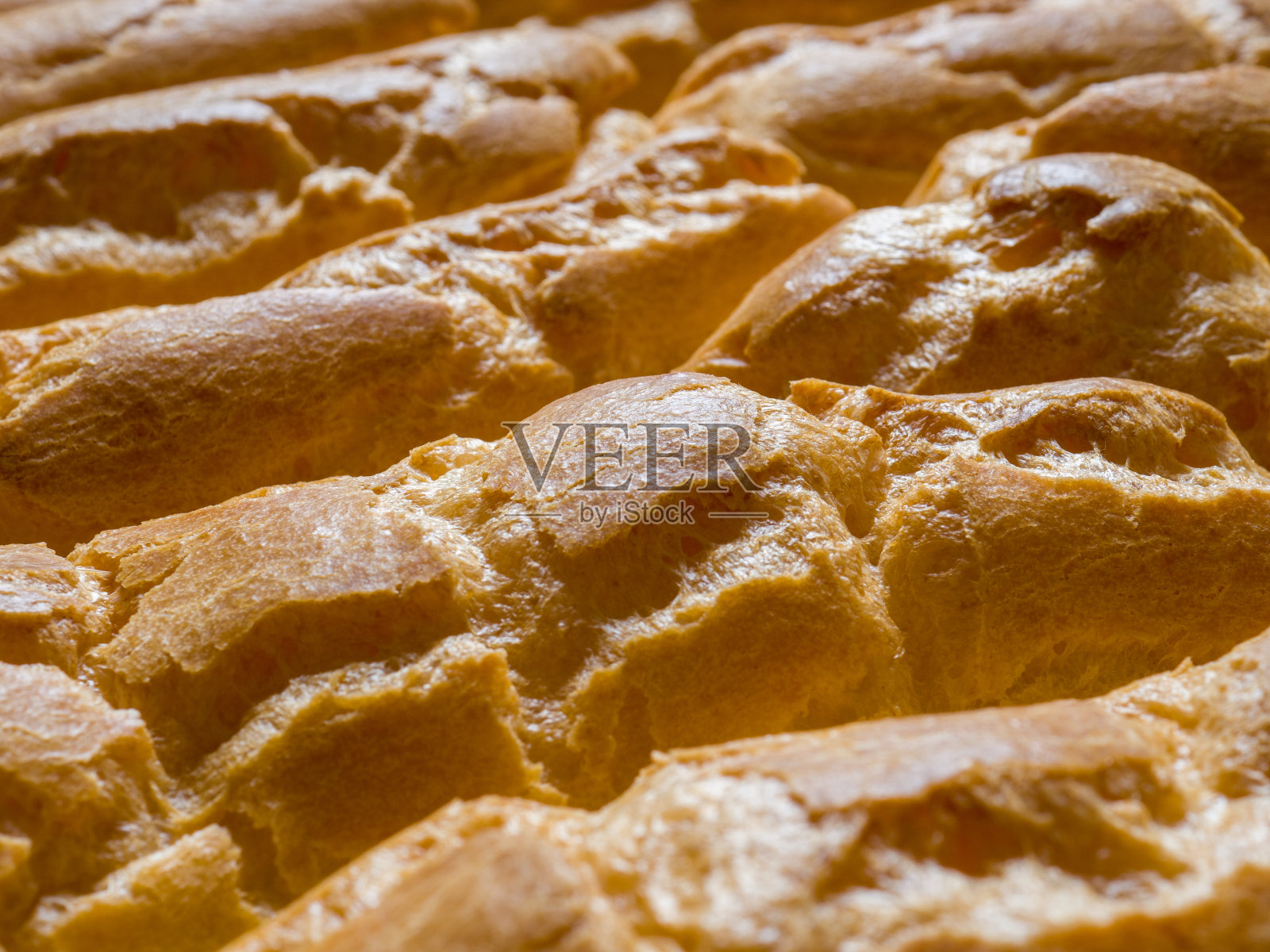 泡芙在烤箱后躺在烤纸上放在烤盘上照片摄影图片