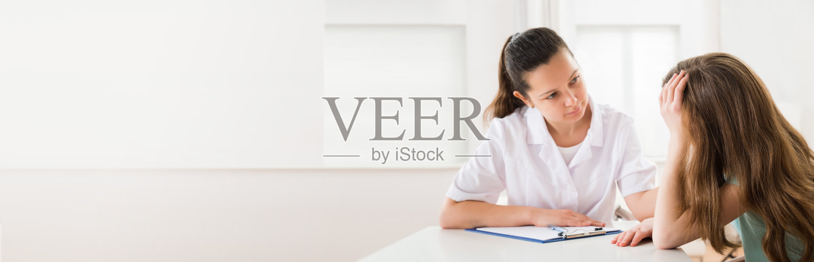 医生安慰病人照片摄影图片