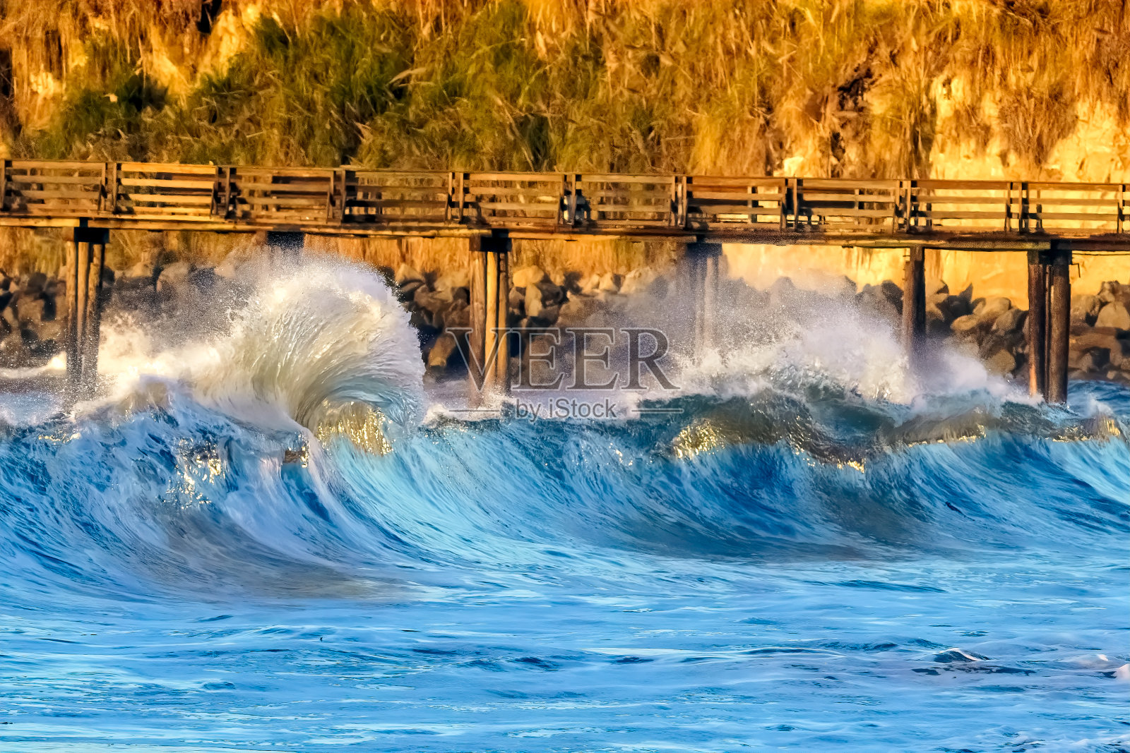 码头边的波浪照片摄影图片