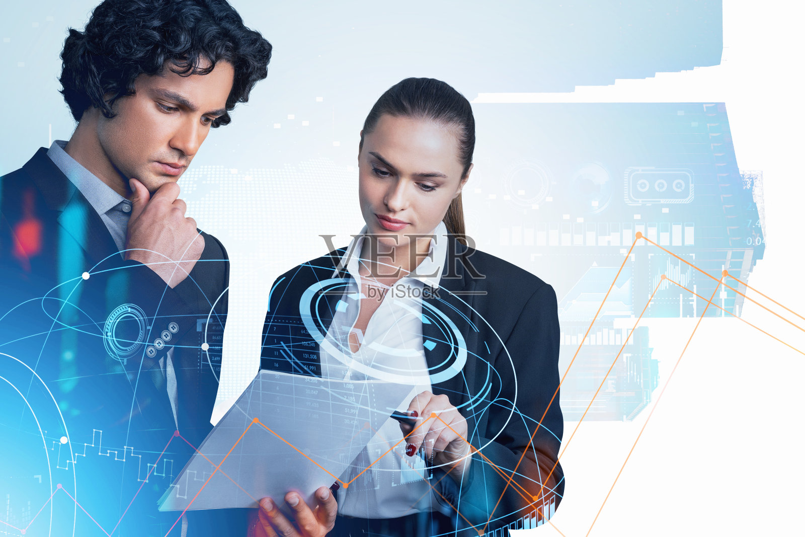 商人和女商人正在研究一份论文报告，带有图标的全球全息图照片摄影图片