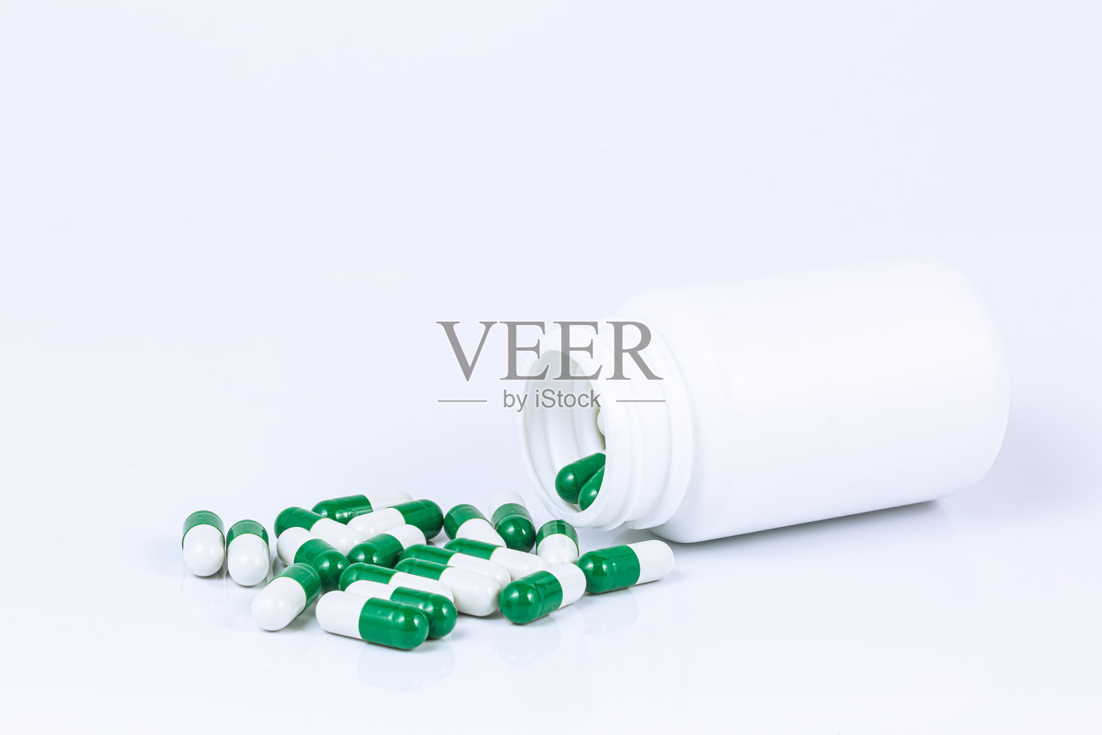 白色背景上的丸剂、胶囊和药瓶。前视图。平的。副本的空间。医学概念。白色背景上的一堆药丸照片摄影图片