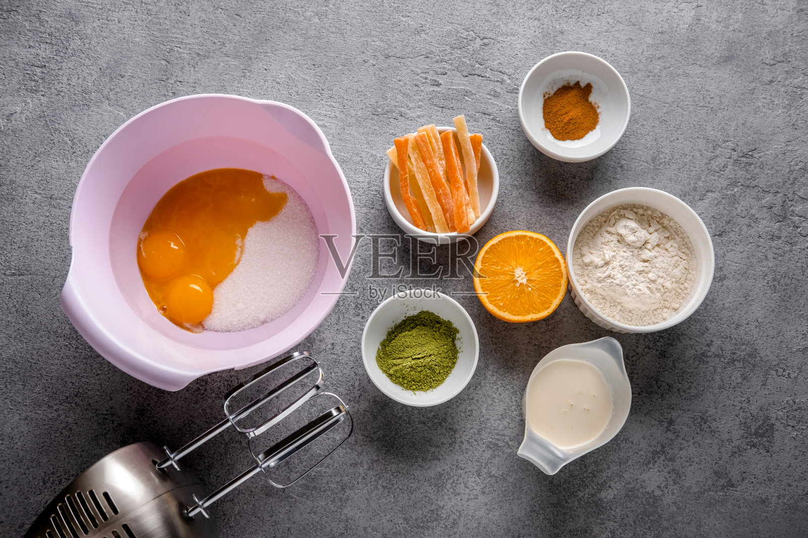 抹茶面包一步一步的煮制过程。前视图。黑暗的具体背景。把所有材料混合在一起，做成面团，并填入金属烤盘。照片摄影图片