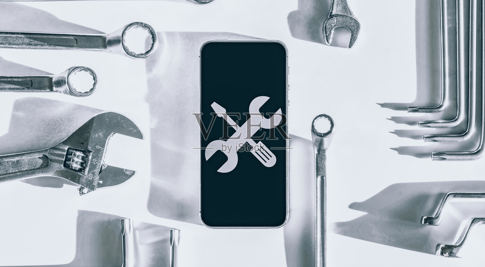 修理手机。配备电话和专用维修工具的技术人员工作场所。拆卸、诊断和维修智能手机。照片摄影图片