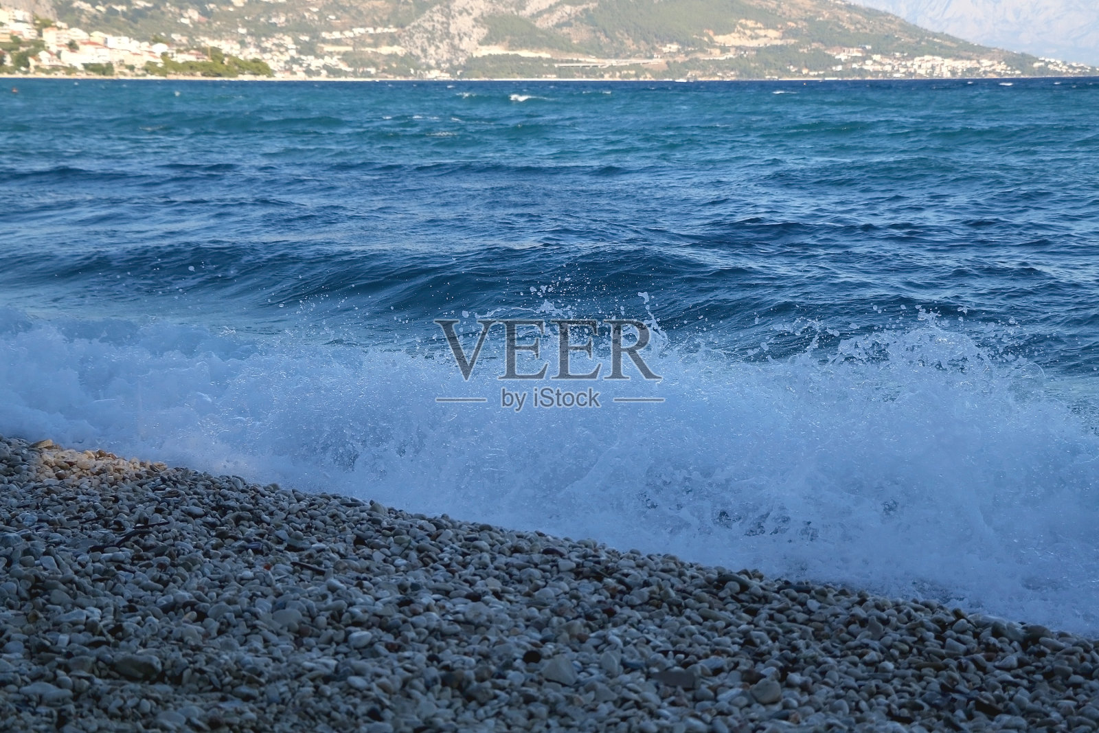 海滩上的波浪照片摄影图片