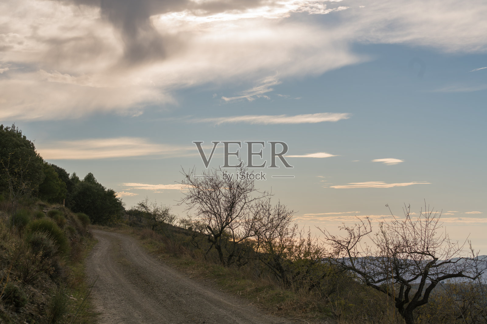 山上的土路照片摄影图片