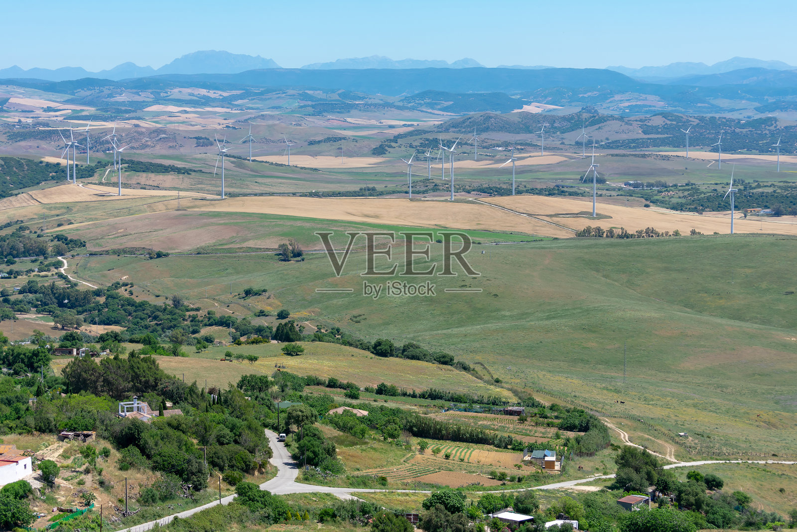 加的斯省的农田有风车，风力发电厂。安达卢西亚。西班牙。欧洲。照片摄影图片