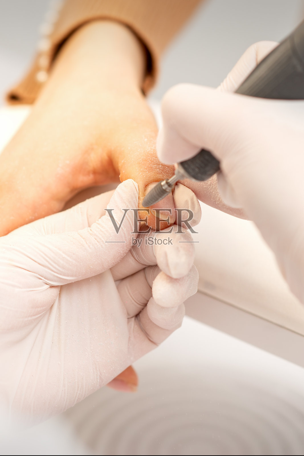 去除旧指甲油的美甲师照片摄影图片