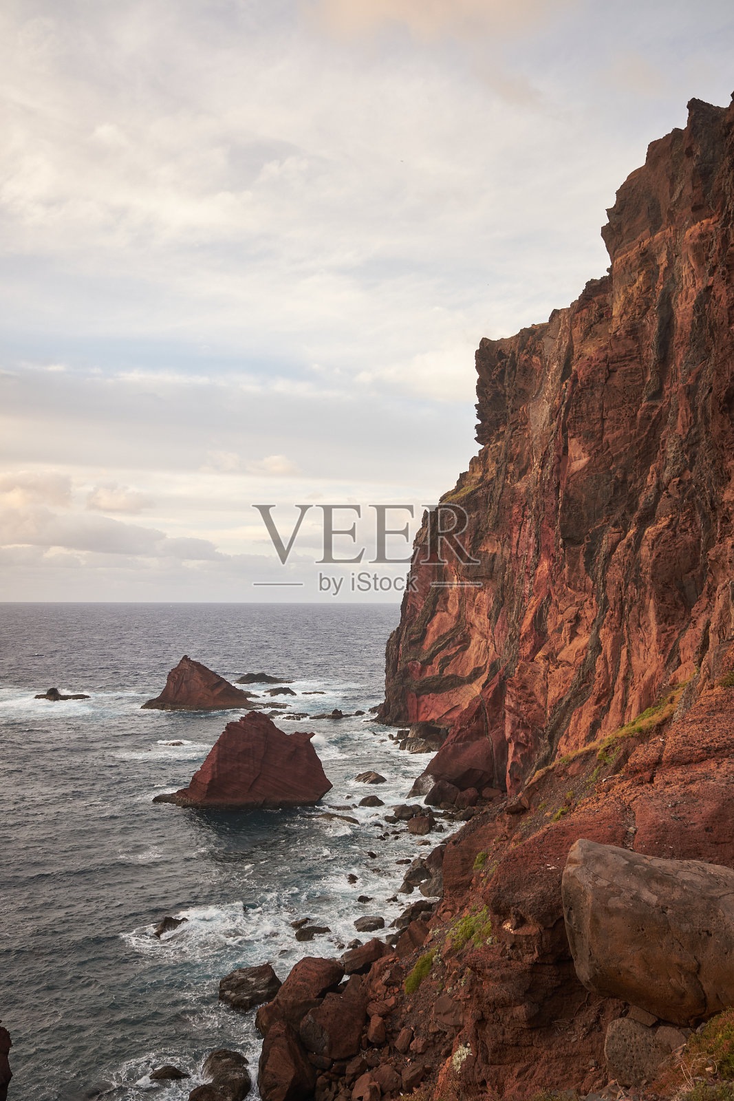 东马德拉海岸景观与悬崖，岩石和大海在日落。Ponta de São Lourenço。大西洋。最喜欢的旅游目的地。垂直取向照片。照片摄影图片