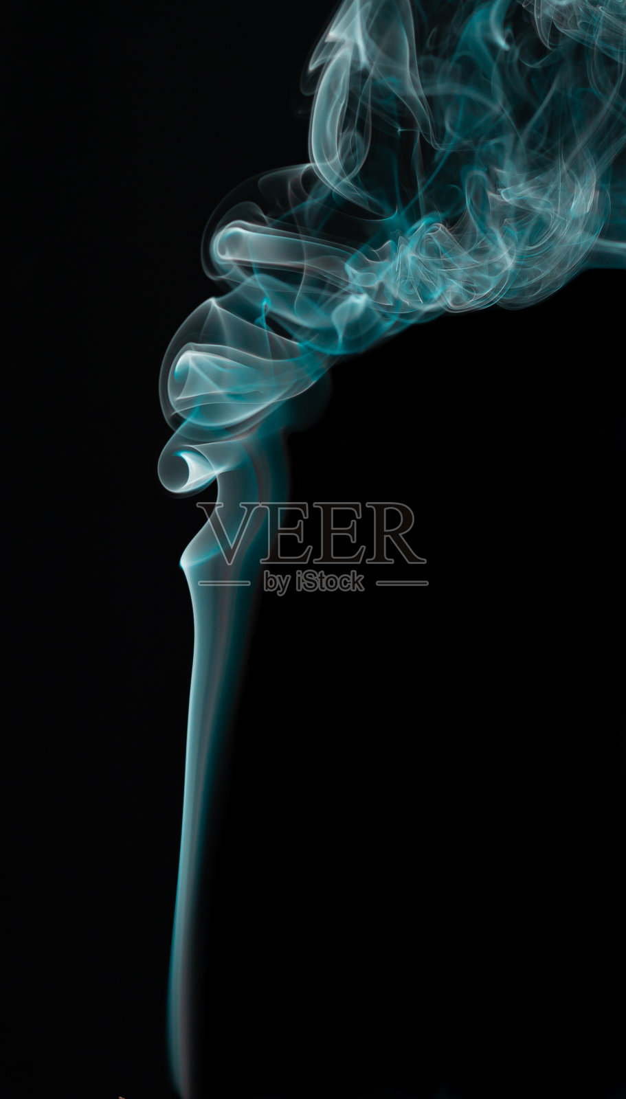 熏香的烟，带有轻微的蓝色色调，在黑色的背景照片摄影图片