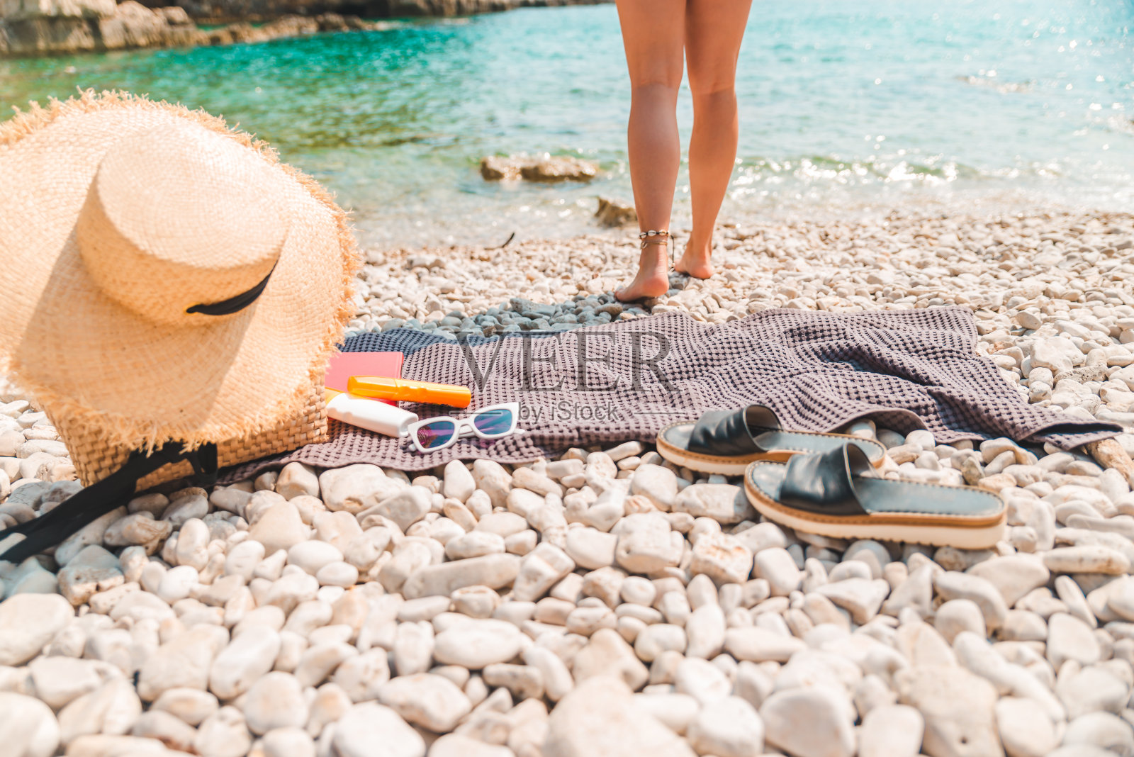 岩石海滩的毯子上有海洋的东西照片摄影图片