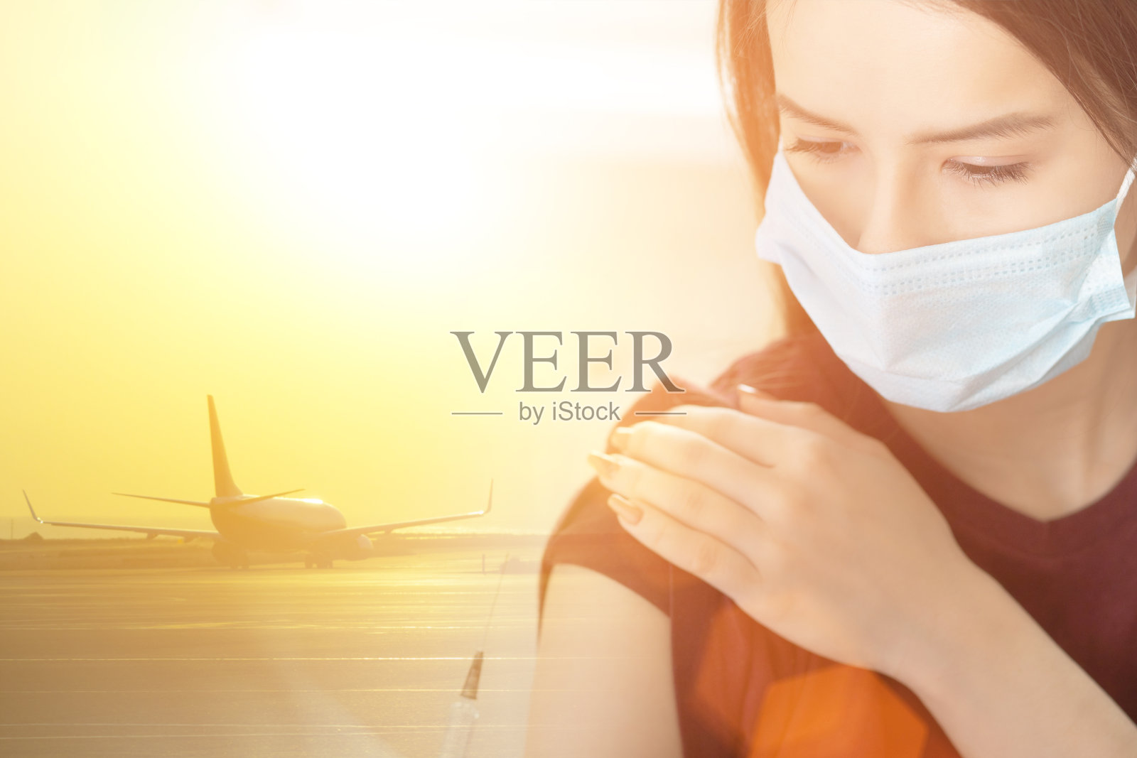 旅行疫苗接种、边境冠状病毒检测、引进新冠病毒疫苗后的国家间航班、接种疫苗的双重暴露和飞机在跑道上照片摄影图片