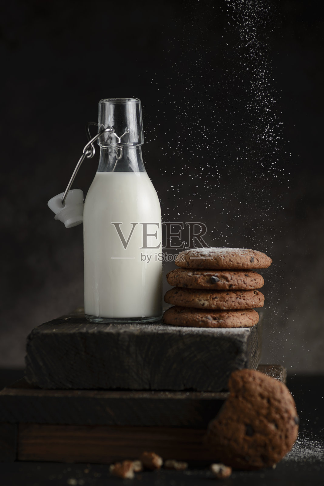 饼干和牛奶照片摄影图片