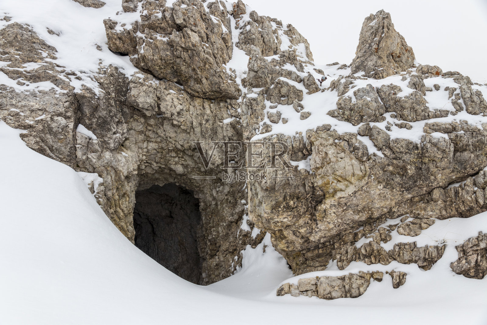 拉加祖伊山上的旧军事隧道。Dolomiti山。意大利照片摄影图片