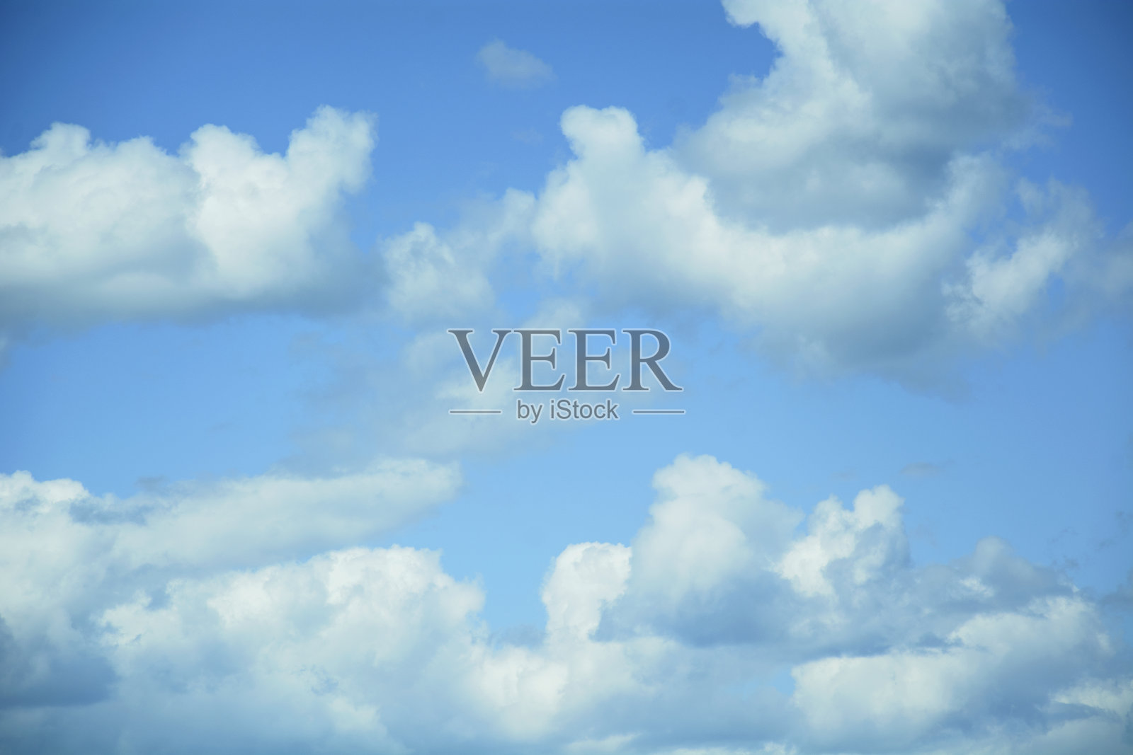 美丽的蓝色明亮的天空和大云朵照片摄影图片