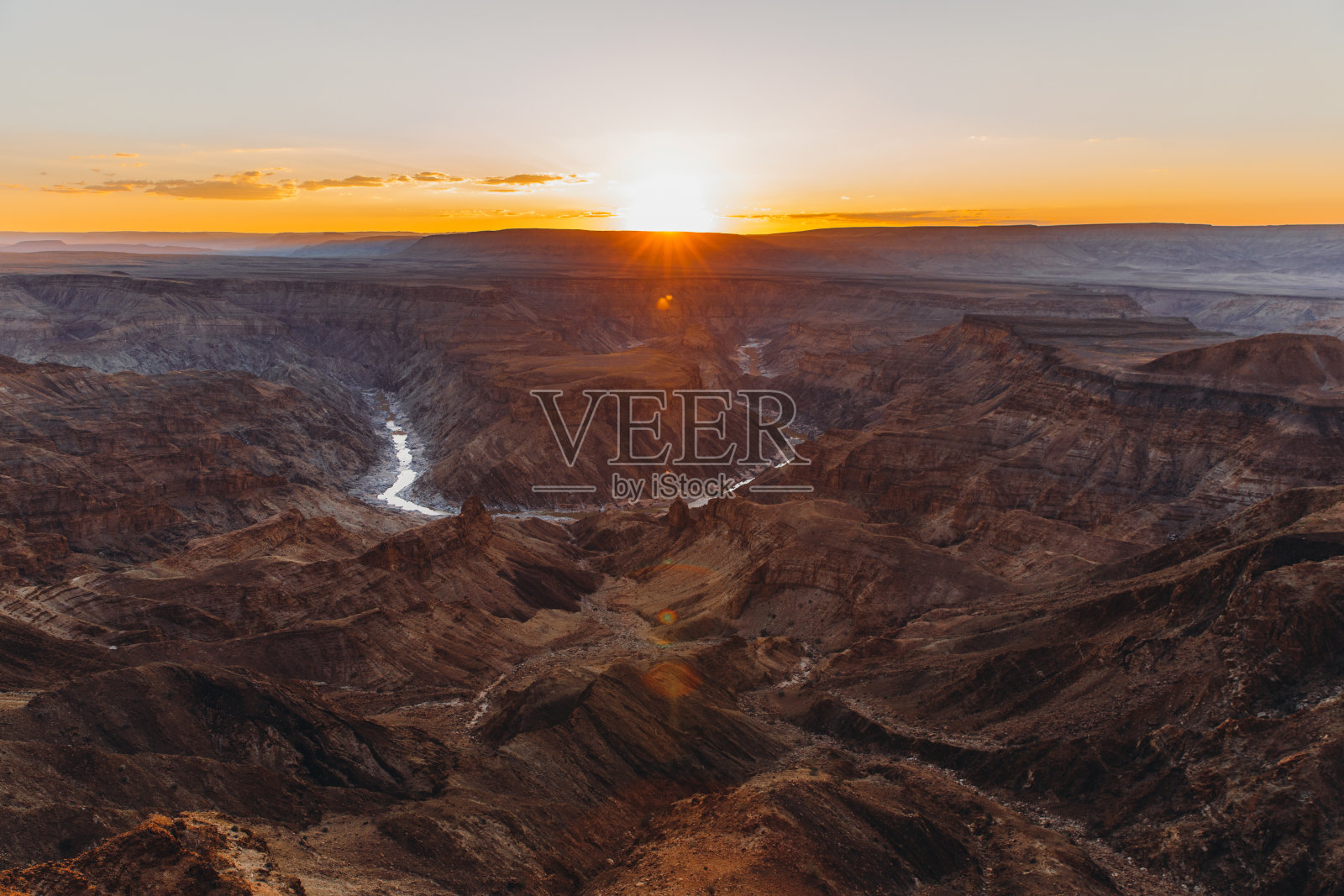 在纳米比亚风景优美的鱼河峡谷上观看夏天的日落照片摄影图片