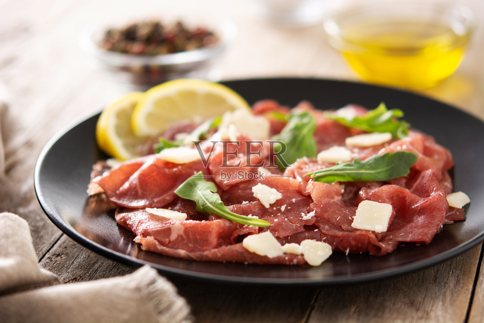 黑色盘子上的大理石牛排照片摄影图片