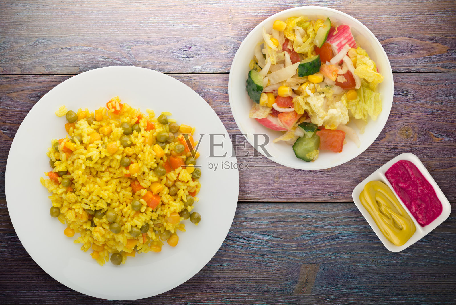 亚洲健康食品。白色的盘子里放着黄色的米饭和蔬菜。健康食物的彩色背景俯视图。照片摄影图片