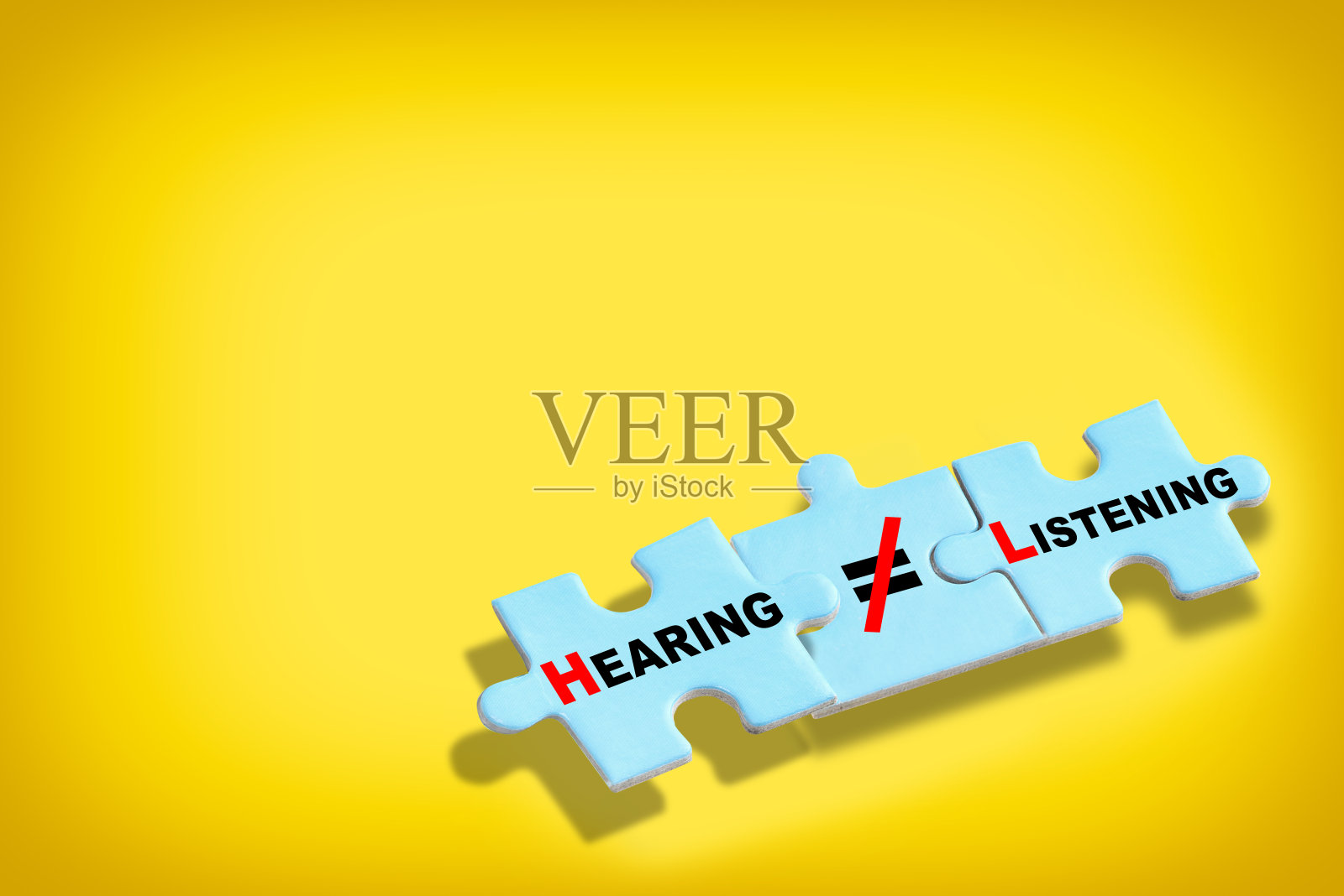 听力是不同于听写在蓝色谜题孤立在黄色背景照片摄影图片