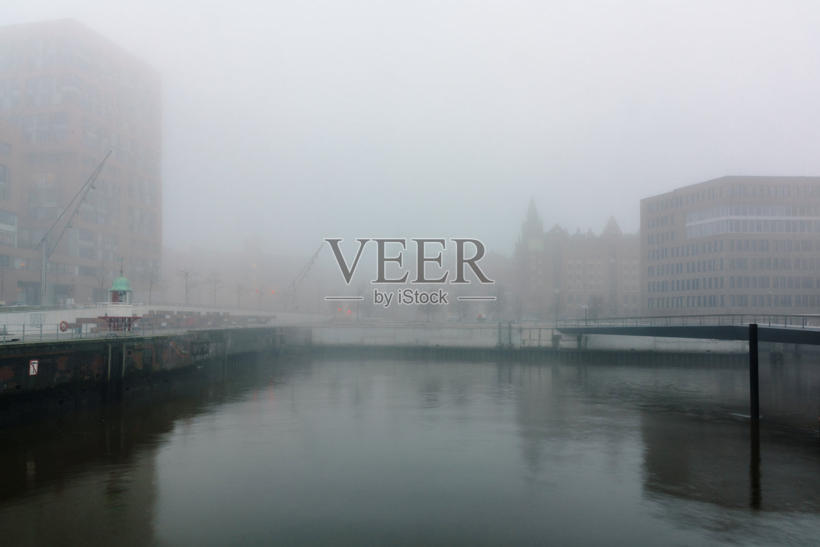 这是一个寒冷而有雾的夜晚，在港口城市汉堡的中心照片摄影图片