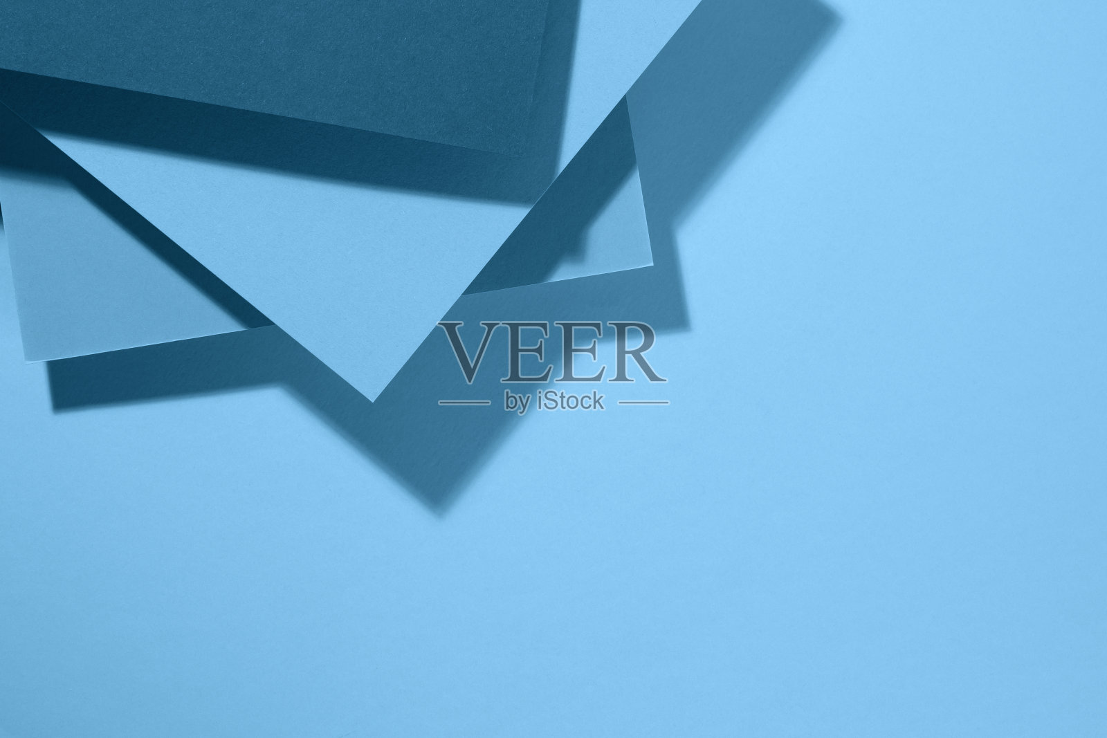 现代蓝色背景与纸与阴影。模板为业务照片摄影图片