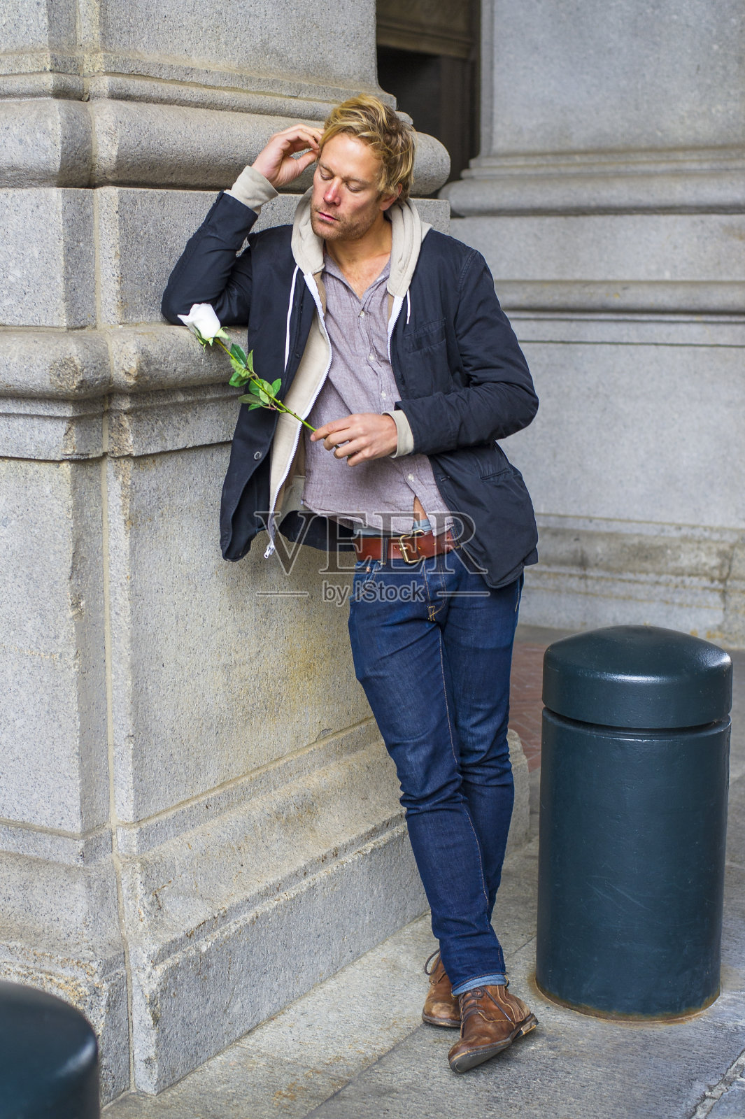 想在外面的年轻人照片摄影图片