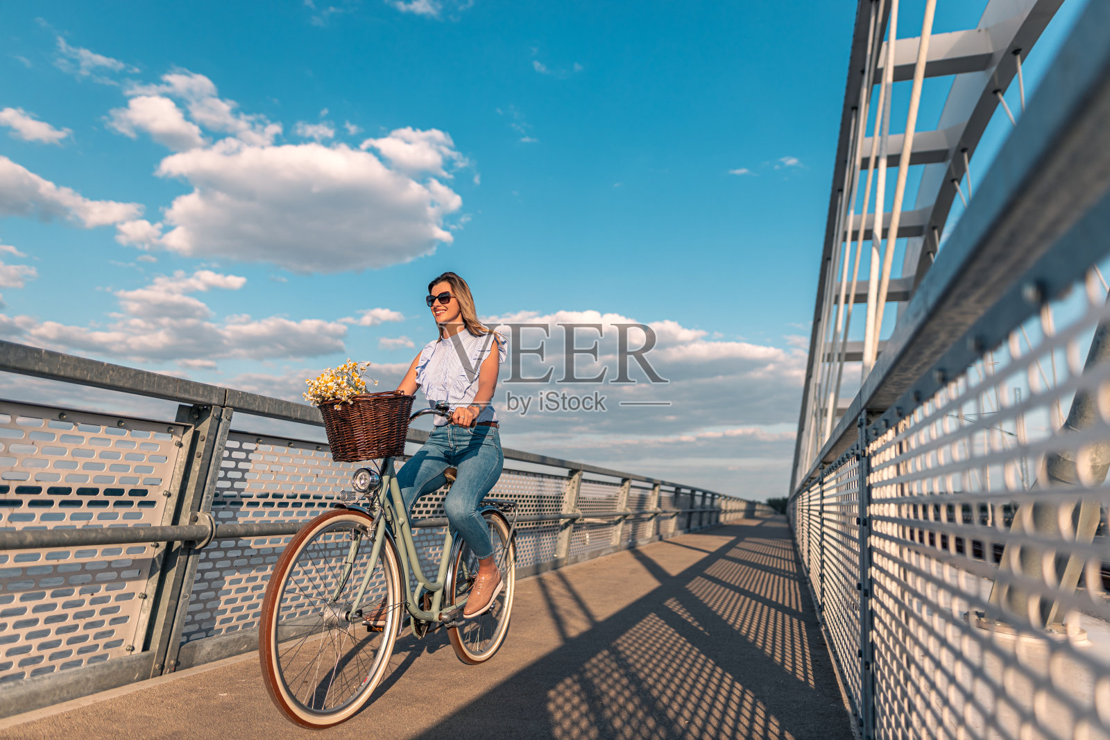 在蓝天下骑自行车照片摄影图片