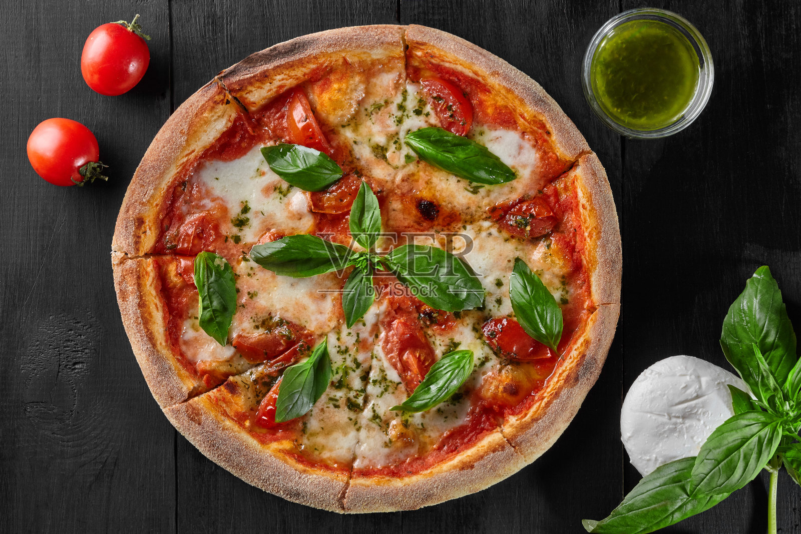 玛格丽塔披萨配西红柿，马苏里拉芝士和罗勒照片摄影图片