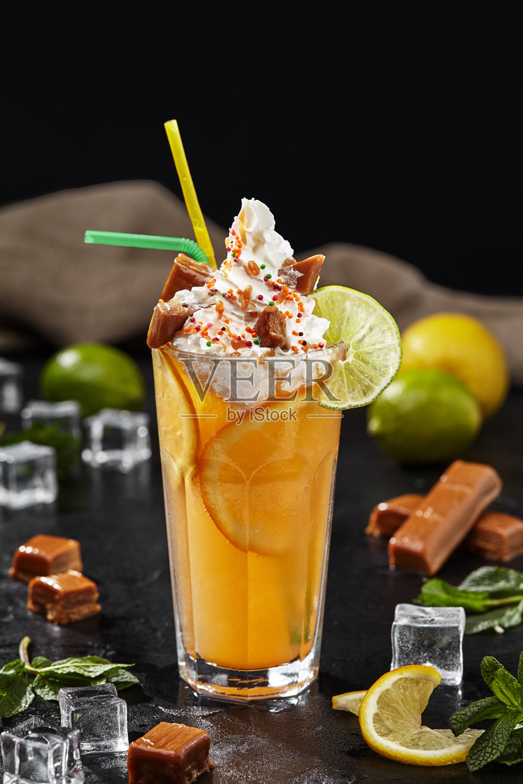 柠檬汁，橙汁，奶油和太妃糖照片摄影图片