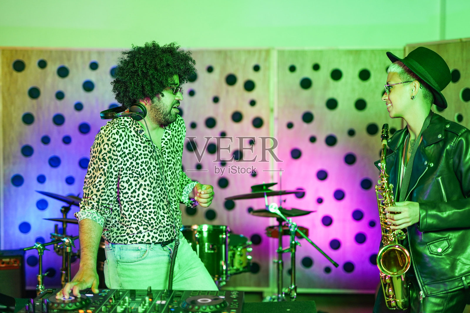 年轻人在录音棚里混音新专辑-音乐产业和技术概念照片摄影图片