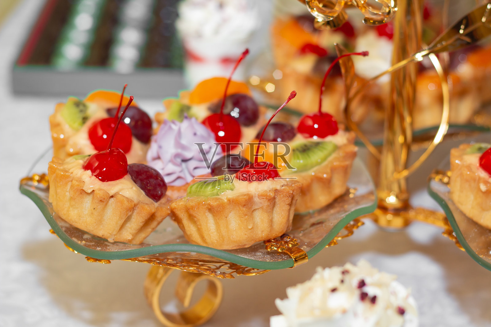 时尚的豪华装饰餐桌与甜点为幸福的新人的婚礼庆典照片摄影图片