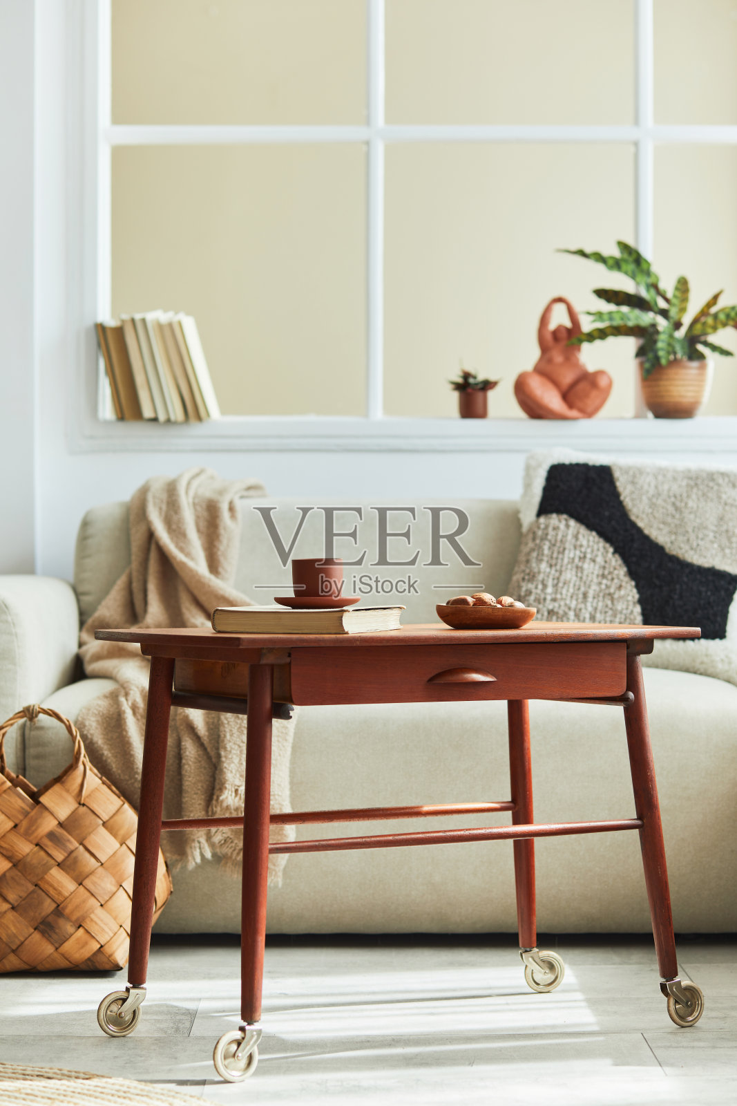 极简的客厅内饰搭配中性沙发。模板。照片摄影图片