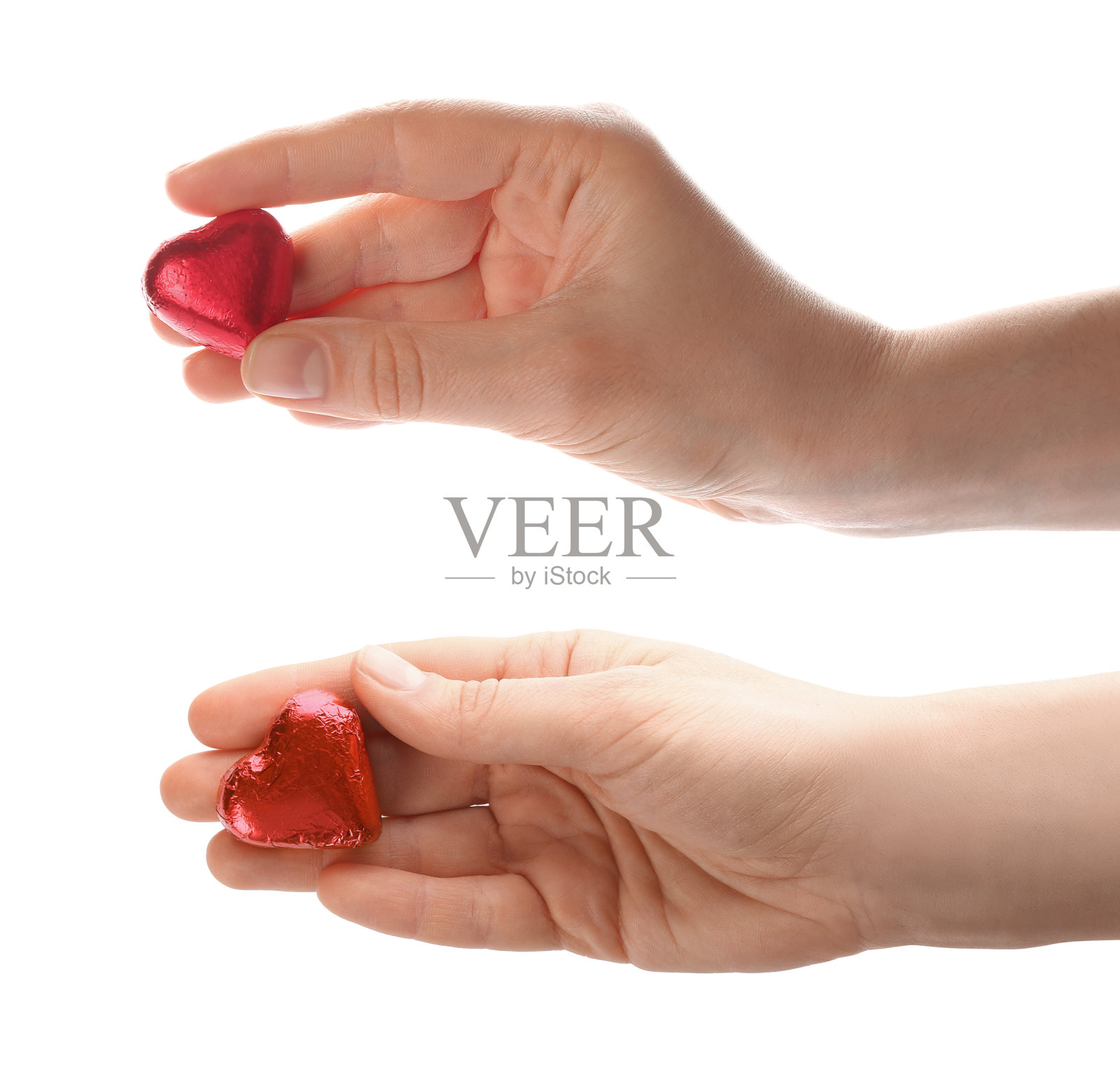 这是一幅在白色背景上女子手拿心形巧克力糖果的拼贴画照片摄影图片