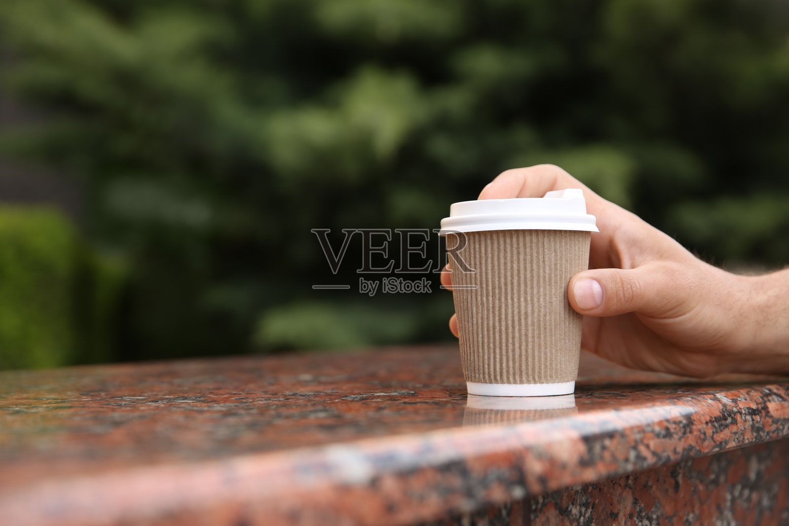 在户外拿着外卖咖啡杯的男人，特写。空间的文本照片摄影图片