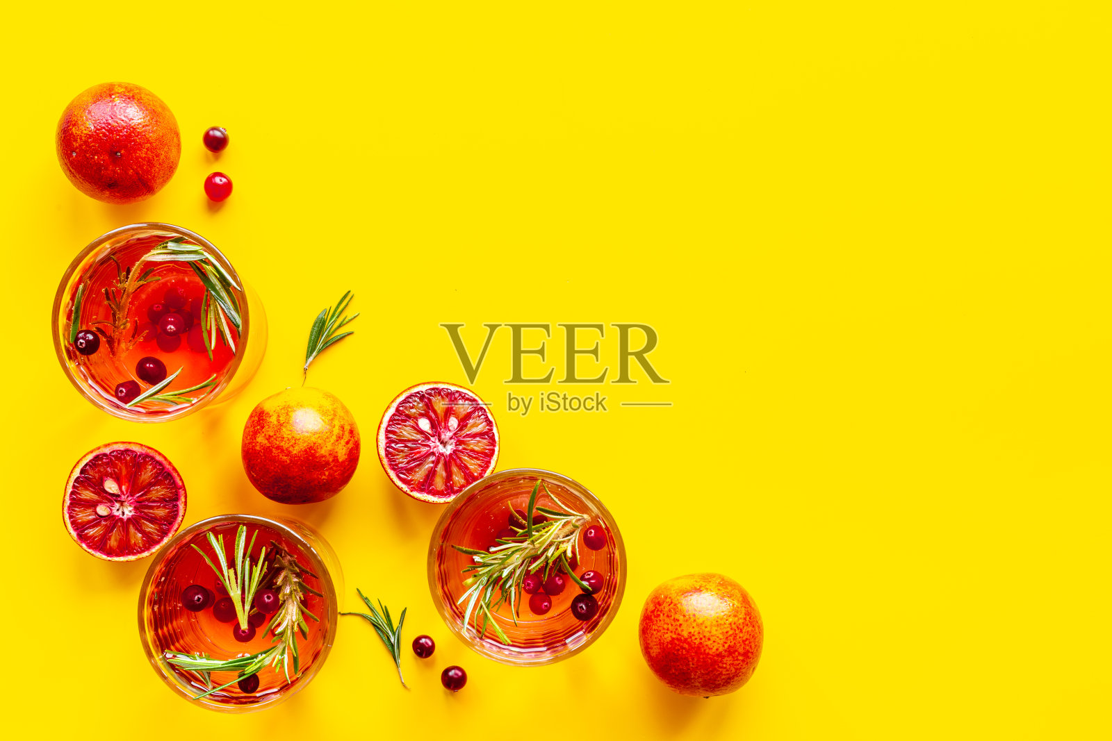 红橙提神，喝柠檬水和蔓越莓。俯视图照片摄影图片