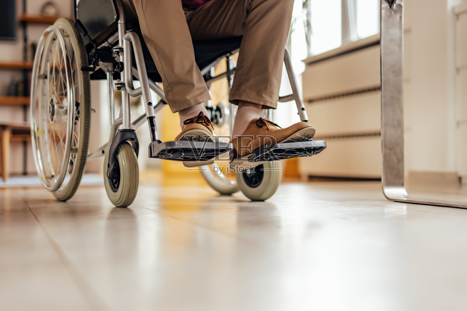 一个坐在轮椅里的残疾人。照片摄影图片