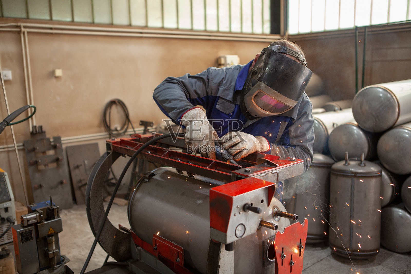 工人正在焊接金属管，工人用氩气手工焊接不锈钢锅炉照片摄影图片
