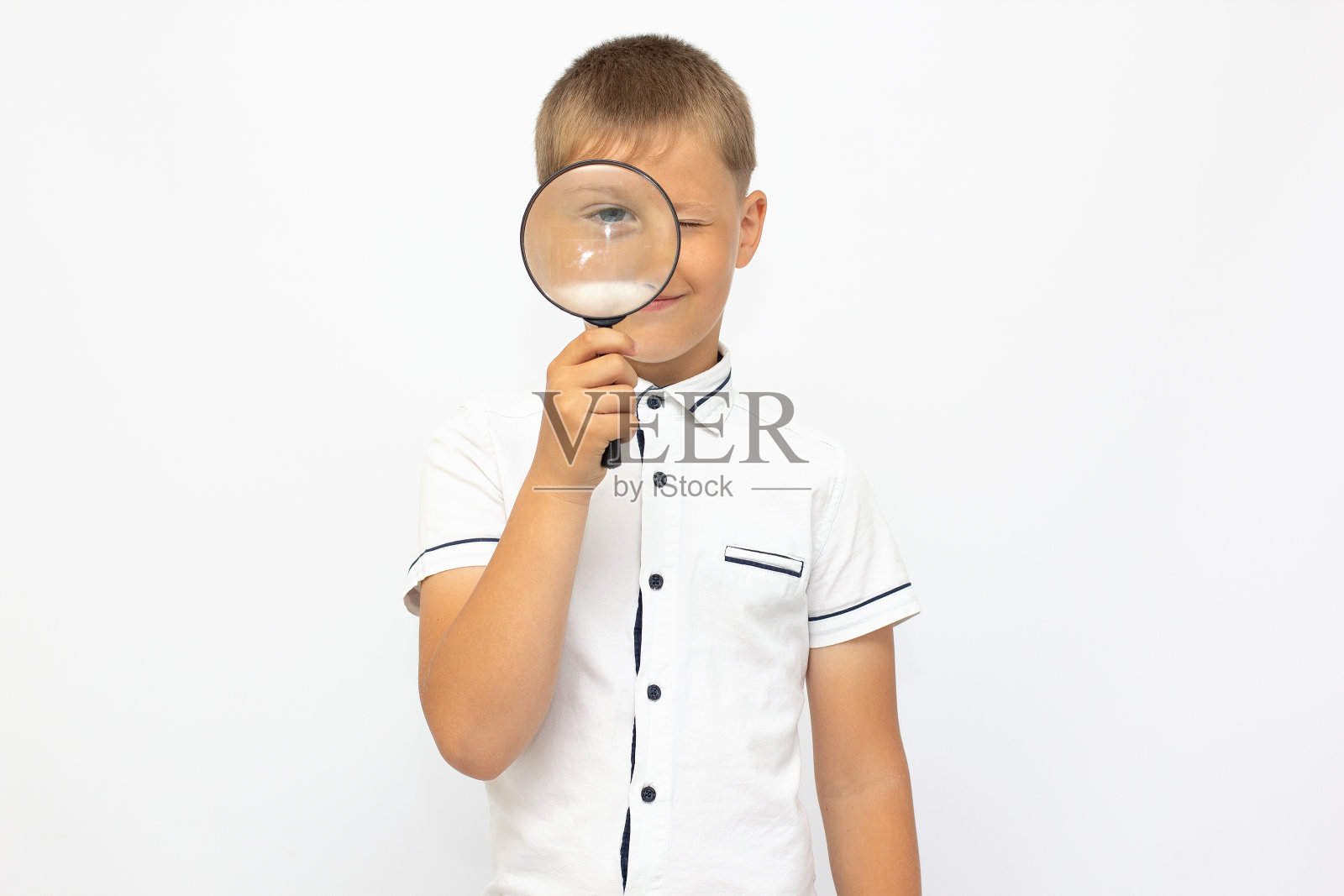 儿童发展，教育理念。孩子透过放大镜圈看，特写照片摄影图片