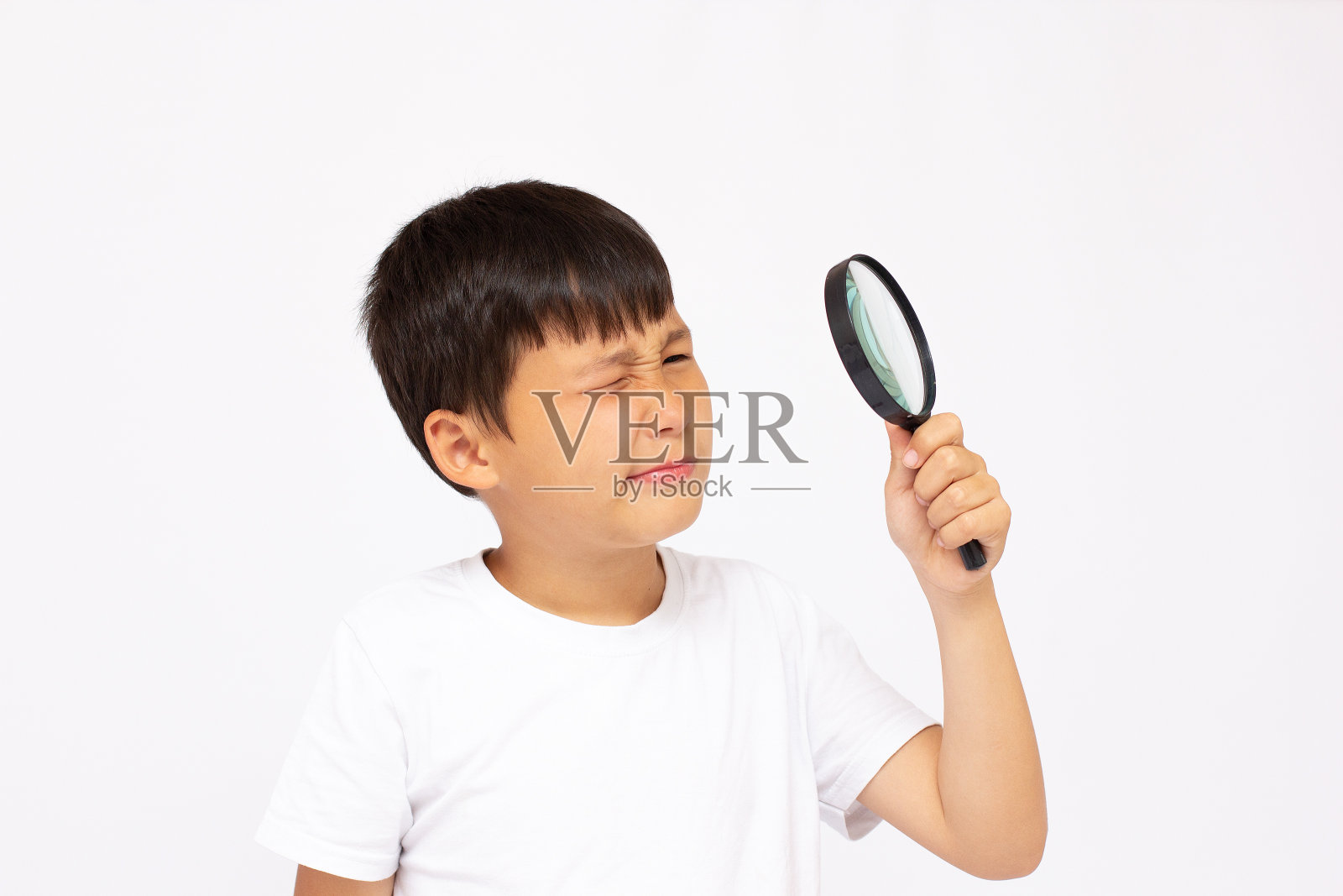 儿童发展，教育理念。孩子透过放大镜圈看，特写照片摄影图片