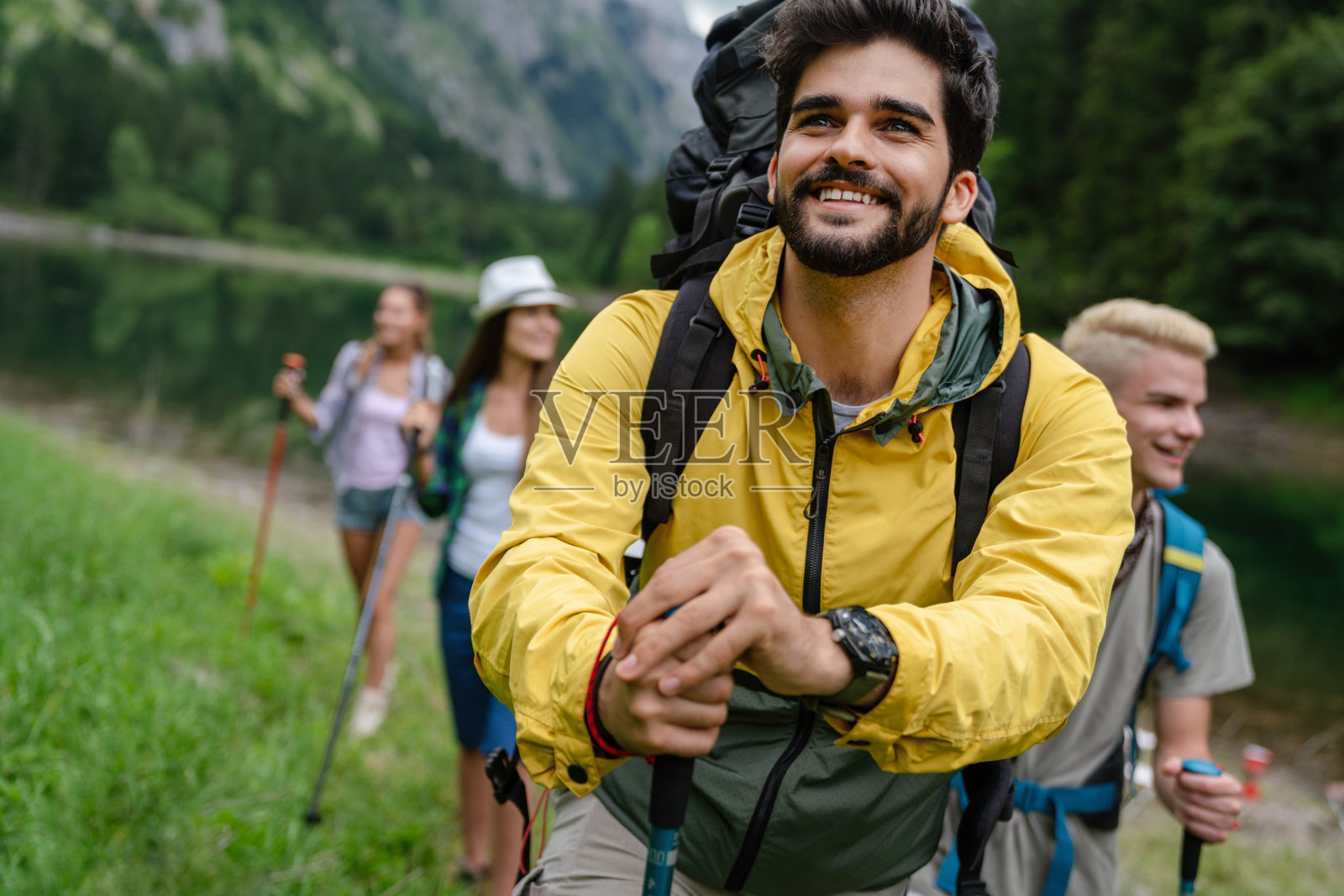 冒险、旅游、旅游、远足和人的理念。一群快乐的朋友带着背包在户外照片摄影图片