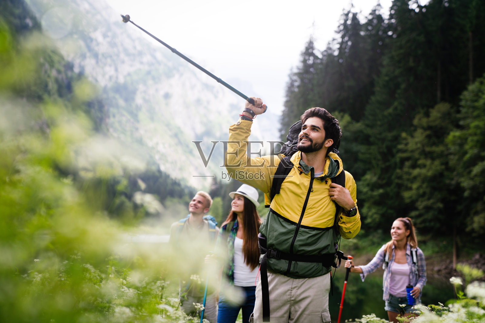 一群快乐的朋友一起享受户外活动照片摄影图片