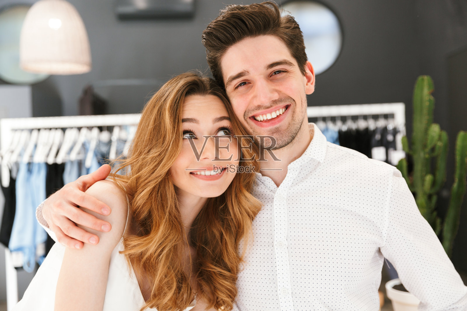 美丽的年轻夫妇拥抱照片摄影图片