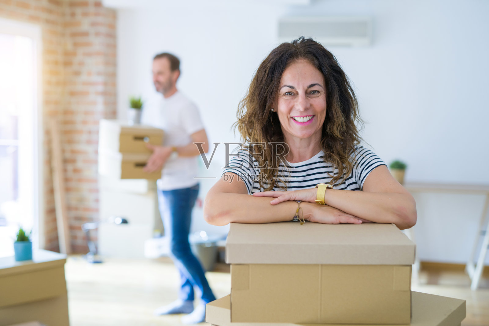 中年老两口搬到新居，女人笑着开心爱上了新居照片摄影图片