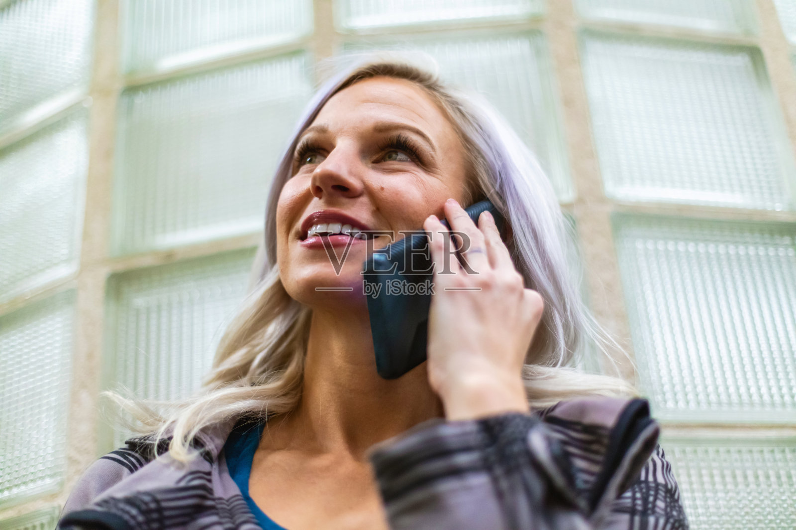 千禧女性使用智能手机技术照片系列照片摄影图片